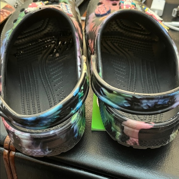 Crocs Classic Tie Dye with Jibbitzs Size J2 - Picture 4 of 8
